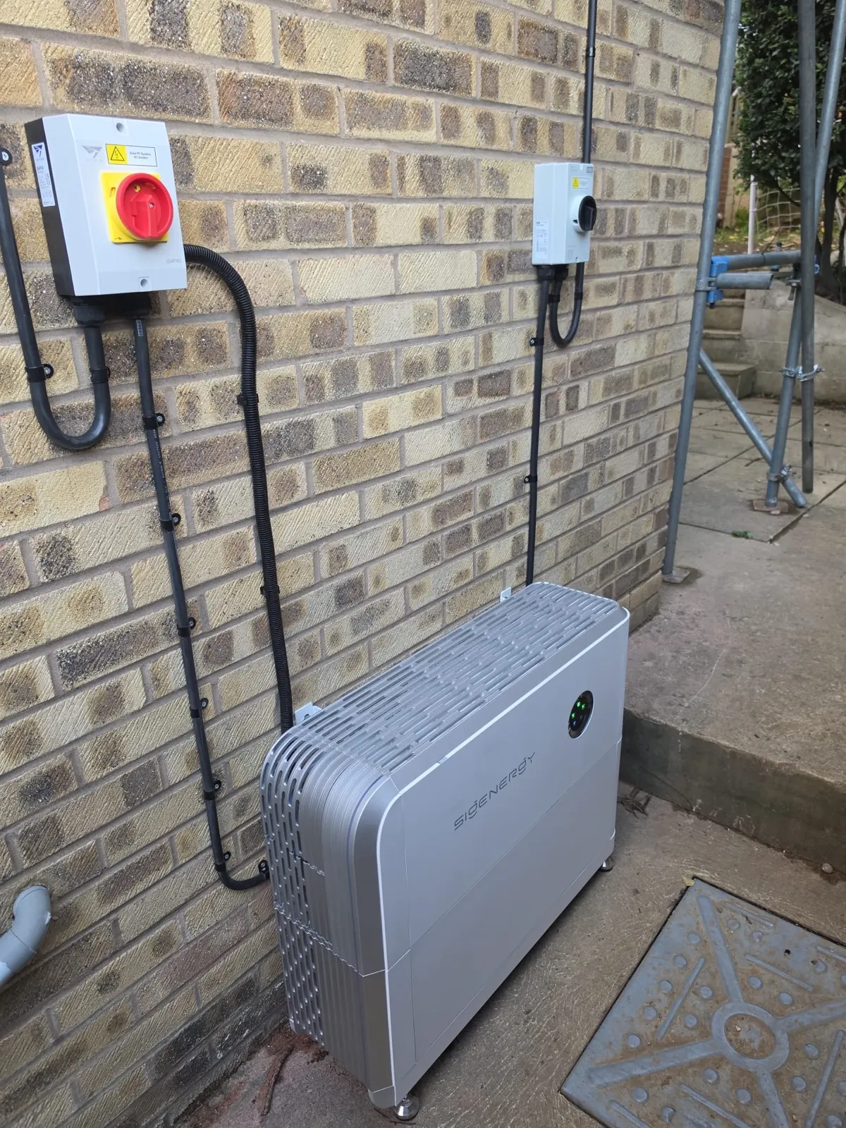 Sigenergy inverter and 10kWh battery storage system installed by NS Booth in Banbury